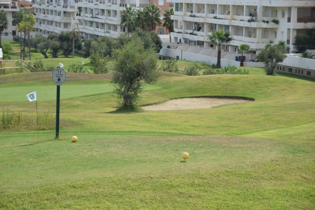 El Pensador, Luxe Aan Golfbaan